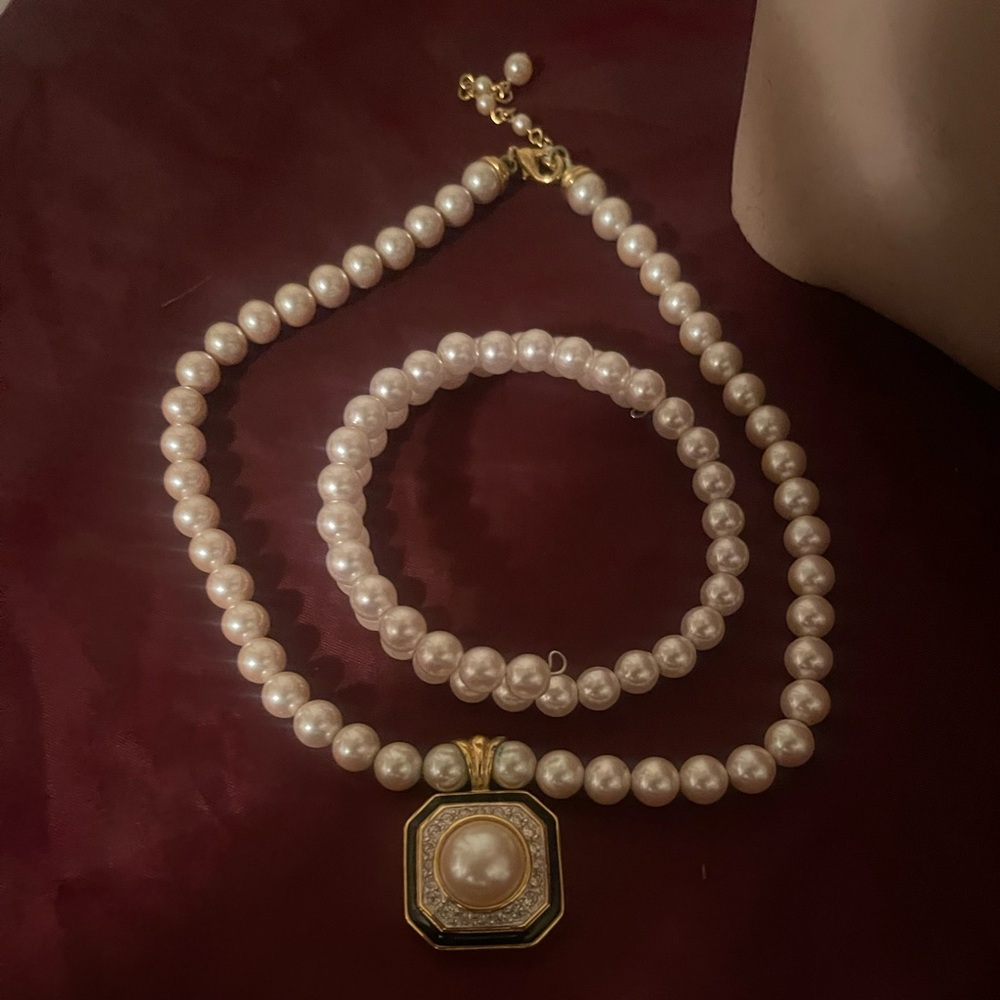 Fux pearl necklace and bracelet